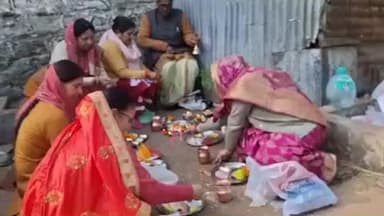 नैनीताल: मल्लीताल स्थित गौशाला में विधि विधान से मनाई गई गोवर्धन पूजा, गायों की करी पूजा