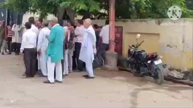 हमीरपुर: उरदना गांव में प्रधान व विरोधी कोतवाली मौदहा पहुंचे, मीडिया कर्मी पर वीडियो डिलीट करने का बनाया दबाव
