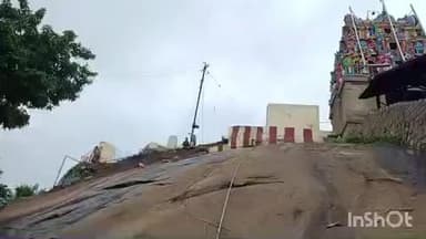 சோளிங்கர்: சோளிங்கரில் பிரசித்தி பெற்ற லட்சுமி நரசிம்மர் திருக்கோவில் சுற்றுச்சுவர் தொடர் மழை காரணமாக இடிந்து விழுந்தது