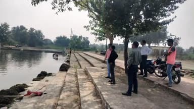कोडरमा: छठ पर्व की तैयारी में नगर परिषद, सिटी मैनेजर लेमांशु कुमार ने घाटों का निरीक्षण कर सफाई और सुरक्षा पर दिया ज़ोर
