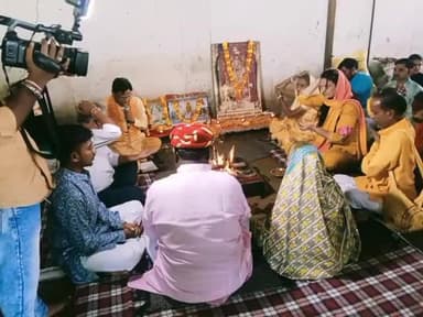अलीराजपुर: कलेक्टर नीतू माथुर ने सोमकुआं में की गोवर्धन पूजा, कहा- पशुपालकों के लिए कई योजनाएं चला रही सरकार