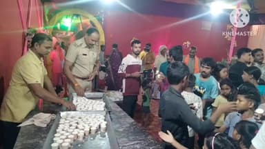 पथरगामा: प्राचीन काली मंदिर में आरती के बाद पुलिस व कमेटी सदस्यों ने किया महाप्रसाद का वितरण