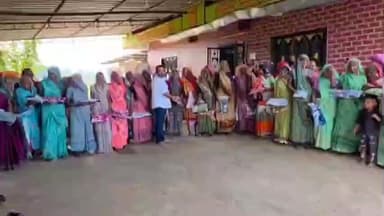 કવાંટ: નવા વર્ષ નિમિત્તે તાલુકા પંચાયતના પ્રમુખના હસ્તે ચિપાન ગામે વિધવા બહેનોને સાડીનું વિતરણ કરાયું.