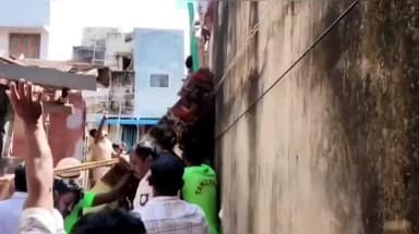 கீழக்கரை: மக்தூமியா தொடக்கப் பள்ளியின் கிழக்கு புறம் பழைய வீடு இடிப்பு பணியின் போது சுவர் சரிந்து தொழிலாளி பலி