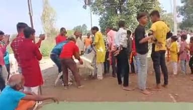 करकेली: जनपद पंचायत करकेली के घुलघुली क्षेत्र में पारंपरिक तरीके से मनाई गई गोवर्धन पूजा और दीपावली