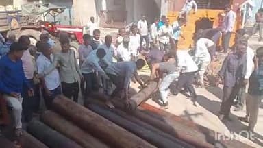 देऊळगाव राजा: पाडव्याच्या मुहूर्तावर मंडप उत्सवाच्या लाकडी लाटा श्री बालाजी संस्थानच्या बळदात माणकरी माळी समाजाने  ठेवल्या