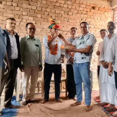 नीमराना: मेहतावास में मेघवाल विकास समिति ने जितेंद्र गोठवाल का आर एस एरीक्षा में चयन पर साफा पहनाकर फूल माला पहनाई