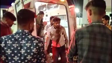 मनासा: बड़कुआ के समीप बाइक फिसलने से सड़क हादसा, पति, पत्नी और एक बच्चा गंभीर घायल, अस्पताल रेफर