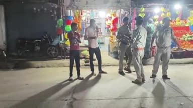 मझौली: मड़वास थाना प्रभारी ने मड़वास मार्केट में किया गश्त, व्यापारियों को दिए आवश्यक दिशा निर्देश