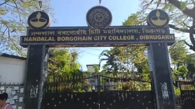 পূব ডিব্ৰুগড়: দীপাৱলীৰ উপলক্ষে নন্দলাল বৰগোহাঞি চিতি মহাবিদ্যালয়ত ছাত্র ছাত্ৰী সকলৰ মাজত অনুষ্ঠিত হয় কিতাপৰ উপহাৰ কুপনৰ খেল
