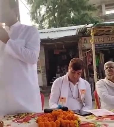 मोरवा: मोरवा के खुदनेश्वर धाम परिसर में निर्दलीय प्रत्याशी अभय कुमार सिंह का कार्यक्रम, भारी संख्या में लोग मौजूद