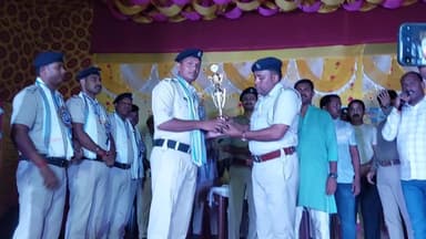 ময়না: ময়না থানার আবাসিক বৃন্দের কালীপূজো উপলক্ষে পুলিশ কর্মীদের ও কৃতীদের সম্বর্ধনা জ্ঞাপন