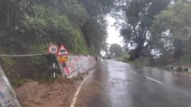 குன்னூர்: குன்னூர் - பர்லியார் சாலையில் மண்சரிவு