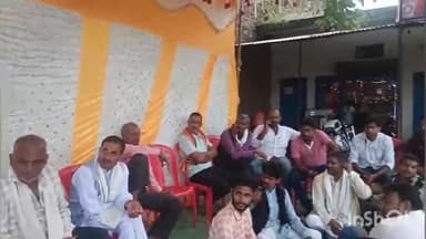जवा: सड़क निर्माण की मांग को लेकर आंसर पर ग्रामीणों का प्रदर्शन, कहा- निर्माण शुरू होने तक अनशन जारी
