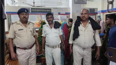 #कटिहार_पुलिस द्वारा बैंकिंग प्रतिष्ठानों /ATM में सुरक्षा-व्यवस्था सुनिश्चित करनें हेतू बैंकों की सुरक्षा जांच की जा रही है I
👉बैंक परिसर के अंदर एवं बाहर संदिग्ध पर निगरानी रखी जा रही है I