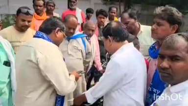 अतर्रा: बाघा के रहने वाले पीड़ित पिता ने बच्चे की मौत पर SP से की मुलाकात, लगाया हत्या का आरोप