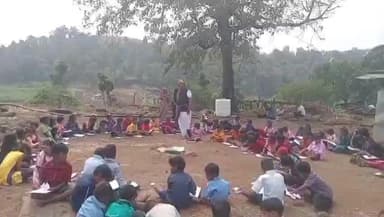 जळगाव जामोद: काँग्रेस प्रदेशाध्यक्ष सपकाळ यांनी साजरी केली आदिवासींसोबत दिवाळी, सातपुड्यांमधील गावांमध्ये होते मुक्कामी