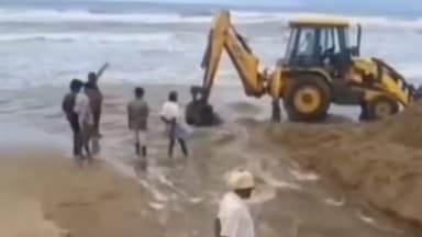 కొవ్వూరు: ఇందుకూరుపేట పొర్లుకట్ట వద్ద తెగదెంపారు స్థానికులు మత్స్యకారులు