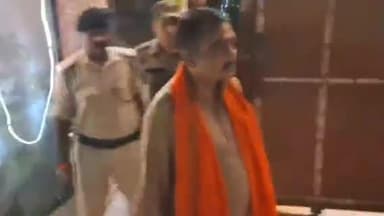 डुमरा: विधायक मिथिलेश कुमार निर्दलीय प्रत्याशी चंदेश्वर प्रसाद को मनाने पहुंचे, भाजपा के लिए समर्थन का किया आग्रह