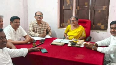 నాగిరెడ్డిపేట: ఇందిరమ్మ ఇండ్ల నిర్మాణాలపై కాంగ్రెస్ నేతలతో పనులను పూర్తయ్యేలా చూడాలని అధికారులు తెలిపారు