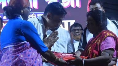 বজবজ ১: রায়পুর এলাকায় বস্ত বিতরণ অনুষ্ঠানের আয়োজন শ্যামা কালী পূজা উপলক্ষে উপস্থিত পর্যবেক্ষক