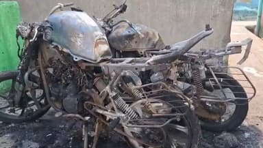 জামুরিয়া: ইসিএল কর্মীর কোয়ার্টারের বাইরে দাঁড়িয়ে থাকা দুটি বাইকে অসামাজিক উপাদানরা আগুন ধরিয়ে দেয়, ঘটনায় এলাকায় চাঞ্চল্য