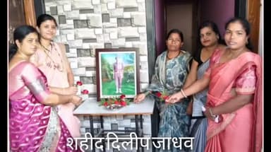 चिखली: माजी सैनिक किसान को-ऑप. क्रे. सोसा. चिखलीच्या वतीने शहीद जवानांच्या परिवारासोबत त्यांच्या बलिदानाला व शौर्याला नमन