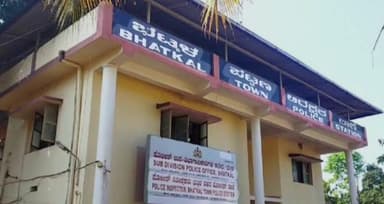 ಭಟ್ಕಳ: ಜಾಲಿ ತೆಲಗೇರಿಯ ಕ್ರಿಕೆಟ್ ಮೈದಾನ ಪಕ್ಕ ಅಕ್ರಮವಾಗಿ ಅಂದರ್ ಬಾಹರ್ ಇಸ್ಪೀಟ್ ಆಟ, ನಗರ ಪೊಲೀಸರಿಂದ ದಾಳಿ