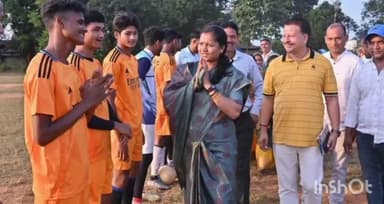 सूरजपुर: ग्राम अखोराकला में आयोजित फुटबॉल टूर्नामेंट प्रतियोगिता में शामिल हुए मंत्री लक्ष्मी राजवाड़े