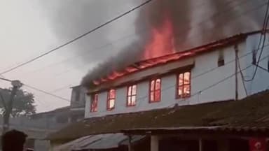 কোলাঘাট: কলাঘাট থানার অন্তর্গত কুমারঘাট গ্রামে হোশিয়ারি কারখানায় আগুন ঘটনাস্থলে দমকলে দুটো ইঞ্জিন ও কোলাঘাট থানার পুলিশ