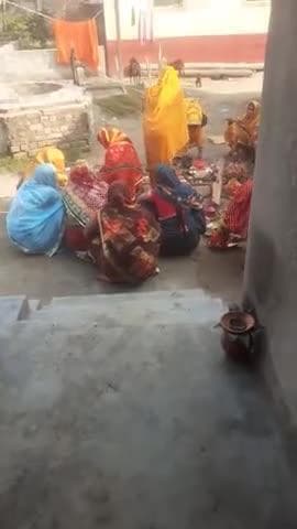 लौरिया प्रखंड के सतवरिया के वार्ड 03 शर्मा टोला मे गोबर्धन पूजा करती हुई महिलाये :राजेश शर्मा