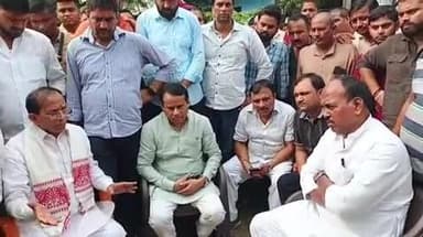 कादीपुर: अखण्डनगर में मृतक उमाशंकर दूबे के घर पहुंचे सदर विधायक व कादीपुर विधायक, परिजनों को दी सांत्वना और हर संभव मदद का भरोसा