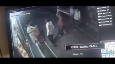 सिलवानी: सिलवानी में महिला पर डंडों से हमला, पड़ोसी मां-बेटे पर आरोप, CCTV में कैद हुई वारदात