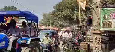 जनपद बदायूं के थाना हजरतपुर में चौराहे पर चक्का जाम लोगों की लगी भीड़ भैया दयूज़ पर थाना हजरतपुर बदायूं