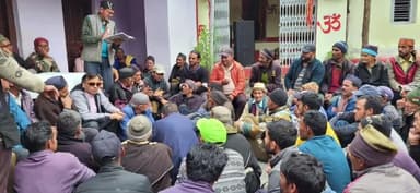 देवाल: थराली-वांण मोटर मार्ग की दशा नहीं सुधरी तो ग्रामीण करेंगे आंदोलन, वाण गांव में हुई बैठक