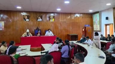 குன்னூர்: குன்னூரில் பெய்து வரும் கனமழை தொடர்பாக குன்னூர் நகரமன்ற அவசர கூட்டம்