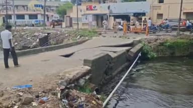 திண்டிவனம்: கிடங்கல் ஏரி வாய்க்கால் தரைப்பாலம் வெள்ளத்தால் உடைப்பு ஏற்பட்டு சேதமடைந்துள்ளதால் வாகன போக்குவரத்து நிறுத்தப்பட்டு ஒரு கிலோ மீட்டர் சுற்றி செல்கின்றனர