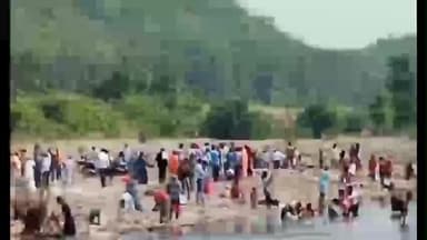 भैंसदेही: केरपानी के पास ताप्ती नदी में भाईदूज पर श्रद्धालुओं ने लगाई आस्था की डुबकी, मंदिर की है अनोखी मान्यता