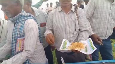 जिला #स्तरीय#किसान मेला मे किसानो ने प्लेट की व्यवस्था# नहीं होने से खाते दिखे किसान पेपर मे #भोजन