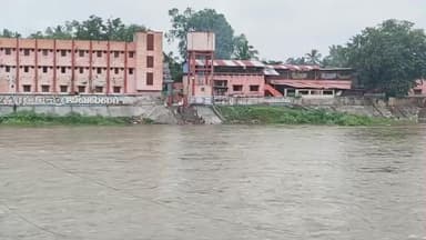 திருக்கோயிலூர்: சாத்தனூர் அணையில் இருந்து தென்பெண்ணை ஆற்றில் திறக்கப்பட்டுள்ள உபரி நீரால் தென்பெண்ணை ஆற்றில் ஆர்ப்பரித்து ஓடும் தண்ணீர்