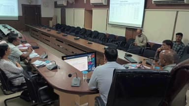 सीहोर नगर: कलेक्टर ने कलेक्ट्रेट में वीडियो कॉन्फ्रेंसिंग के माध्यम से बैठक की, अधिकारियों को दिए आवश्यक दिशा निर्देश