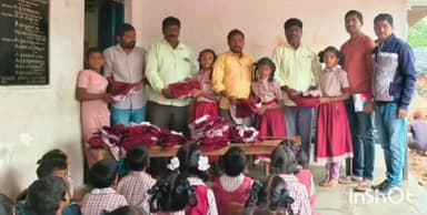 ఉప్పునుంతల: మామిళ్ళపల్లి గ్రామం పాఠశాలలో విద్యార్థులకు యూనిఫాంల పంపిణీ