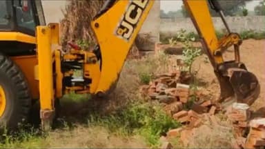 कनीना: जिला नगर योजनाकार की टीम ने कनीना-सिहोर रोड पर अवैध कॉलोनी में की तोड़फोड़, लगभग 3 एकड़ भूमि पर कार्रवाई