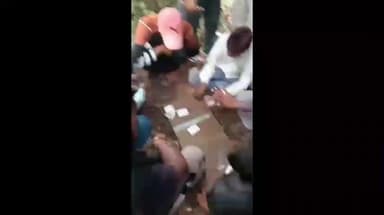 झांसी: मल्होत्रा पेट्रोल पंप के पीछे झाड़ियों में युवकों का जीत-हार की बाजी लगाते वीडियो हुआ वायरल