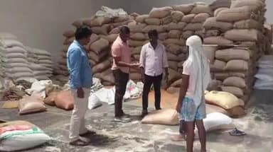 திருச்செங்கோடு: அரசம்பாளையத்தில் கோழிப்பண்ணையில் 10200 கிலோ ரேஷன் அரிசி இருந்ததை போலீசார் பறிமுதல் செய்தனர்