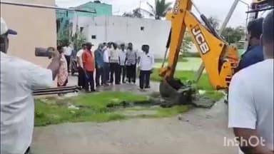 அரக்கோணம்: அரக்கோணத்தில் பல்வேறு பகுதிகளில் மழை நீரை அகற்றும் பணியினை MLA சு.ரவி நேரில் ஆய்வு