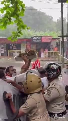 റാന്നി: കോൺഗ്രസ് നേതൃത്വത്തിൽ റാന്നി DFO ഓഫീസ് മാർച്ച് നടത്തി