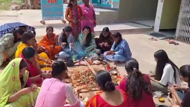 सिमडेगा: सिमडेगा सोनारटोली में महिलाओं ने भाई की लंबी आयु के लिए भाई दूज का पर्व मनाया