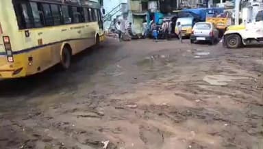 கொடைக்கானல்: மன்னவனூர் பேருந்து நிறுத்தம் மூன்று வருடங்களுக்கு மேலாக  மழைக்காலங்களில் சேரும் சகதியுமாக காணப்படுவதால் பேருந்து நிலையத்தை பயன்படுத்துவதில் அவதி