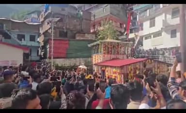 रुद्रप्रयाग: बाबा केदार की चल विग्रह उत्सव डोली का गौरीकुंड पहुंचने पर भव्य स्वागत, रामपुर में होगा डोली का प्रथम रात्रि प्रवास